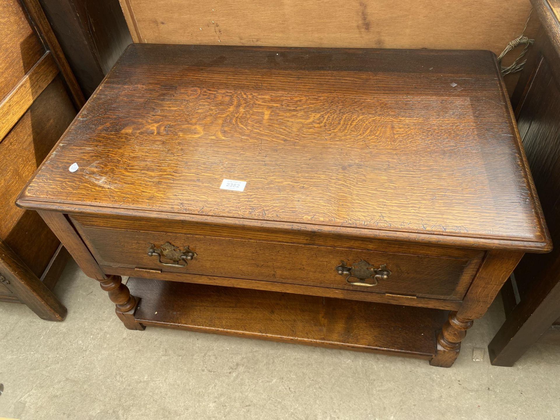 A TITCHMARSH & GOODWIN OAK TV STAND, 32" WIDE