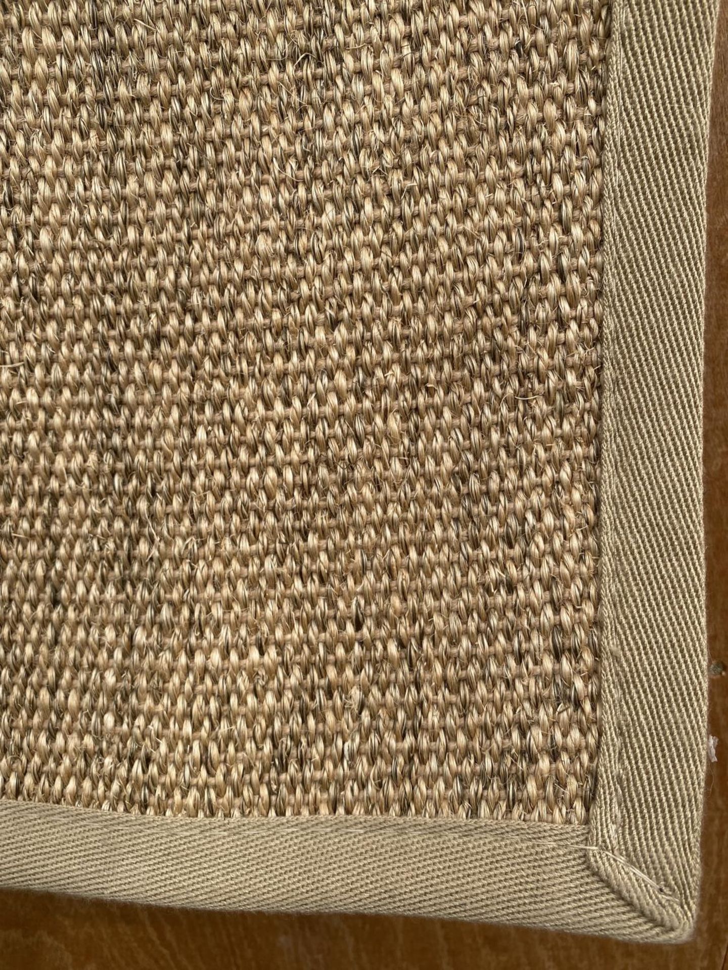 A LARGE MODERN HESSIAN STYLE RUG - Image 3 of 3