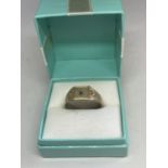 A 9 CARAT GOLD ON SILVER RING SIZE R/S IN A PRESENTATION BOX