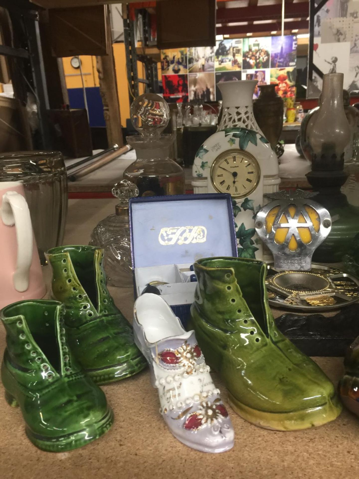 A MIXED LOT OF ITEMS TO INCLUDE DECANTER, MANTLE CLOCK, VINTAGE A. A. BADGE, VINTAGE BOTTLES, - Image 2 of 6