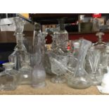 A MIXED LOT OF CLEAR GLASSWARE TO INCLUDE DECANTERS, VASES, JUGS, ANIMALS AND BOTTLES