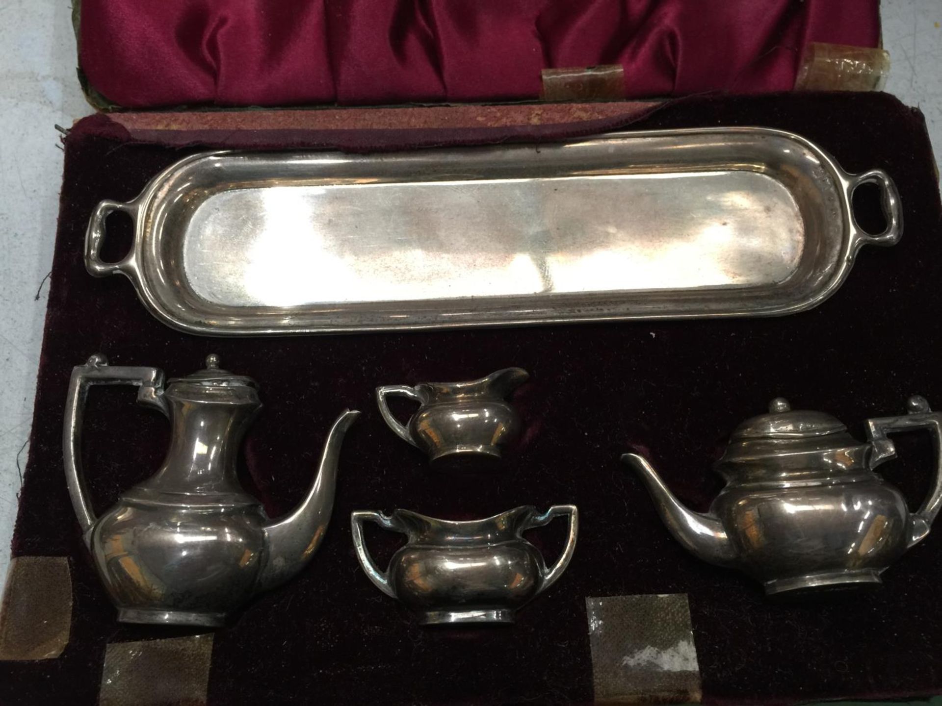A SET OF BIRMINGHAM HALLMARKED SILVER MINIATURE TEAPOTS AND JUGS IN A CASE - Image 2 of 5