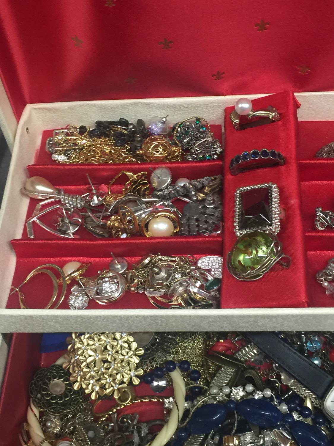 A JEWELLERY BOX WITH COSTUME JEWELLERY AND SEVERAL FURTHER BOXED ITEMS - Image 8 of 9
