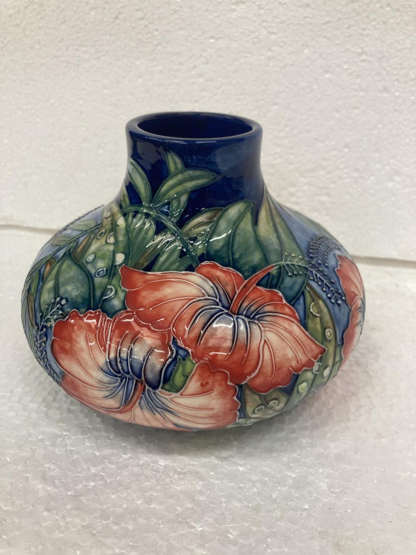 AN OLD TUPTON WARE HIBISCUS 12.5 CM BULB VASE