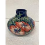 AN OLD TUPTON WARE HIBISCUS 12.5 CM BULB VASE