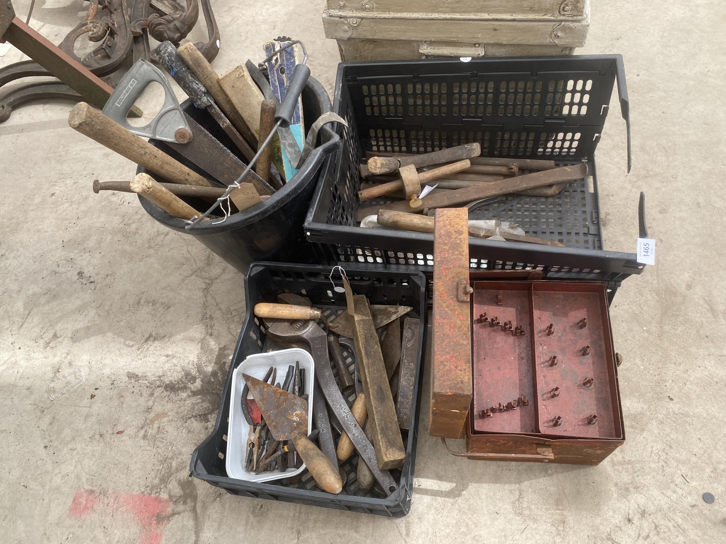 AN ASSORTMENT OF VINTAGE TOOLS TO INCLUDE PLIERS, TROWELS AND HAMMERS ETC - Image 2 of 6