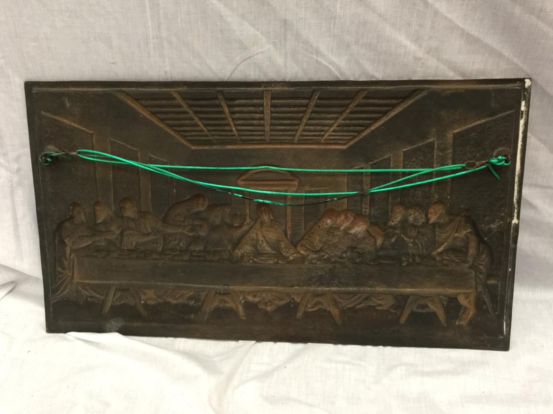 A HEAVY CAST IRON HANGING PLAQUE OF THE LAST SUPPER W: 67CM - Image 5 of 5