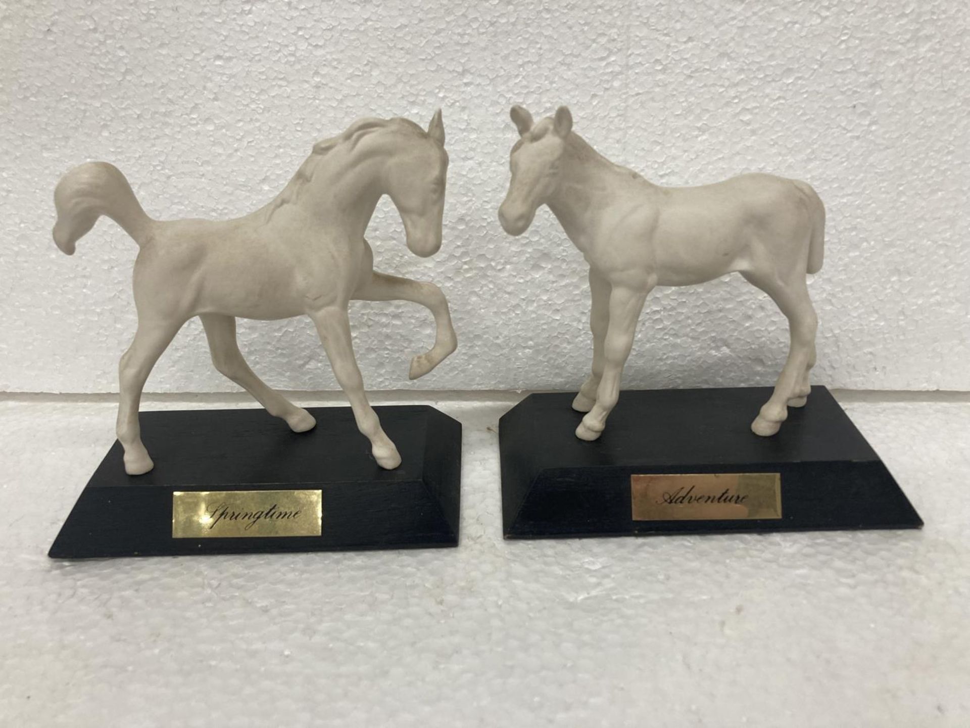 A WHITE MATT BESWICK FOAL ON WOODEN PLINTH "ADVENTURE" - HOOF TO TOP OF EAR 12 CM - MOUTH TO END - Image 11 of 11