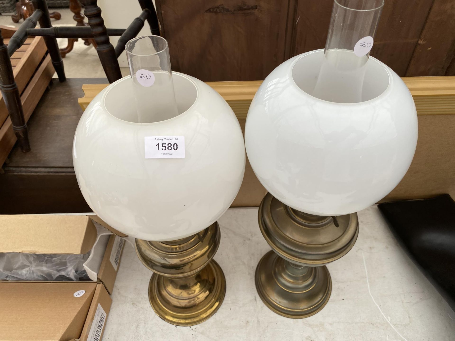 A NEAR PAIR OF BRASS OIL LAMPS WITH GLASS SHADES - Image 2 of 3