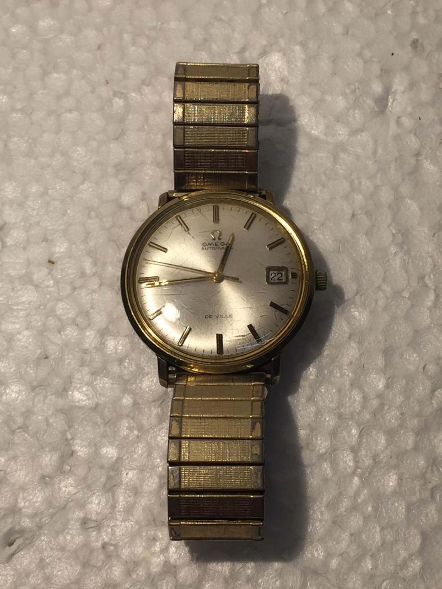 A VINTAGE OMEGA AUTOMATIC DE VILLE WATCH POSSIBLY 9CT GOLD WRIST WATCH IN WORKING ORDER WHEN