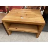 A MODERN PINE TWO TIER COFFEE TABLE, 31X23"