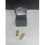 A PAIR OF 14 CARAT GOLD EARRINGS WITH A CROSS DESIGN