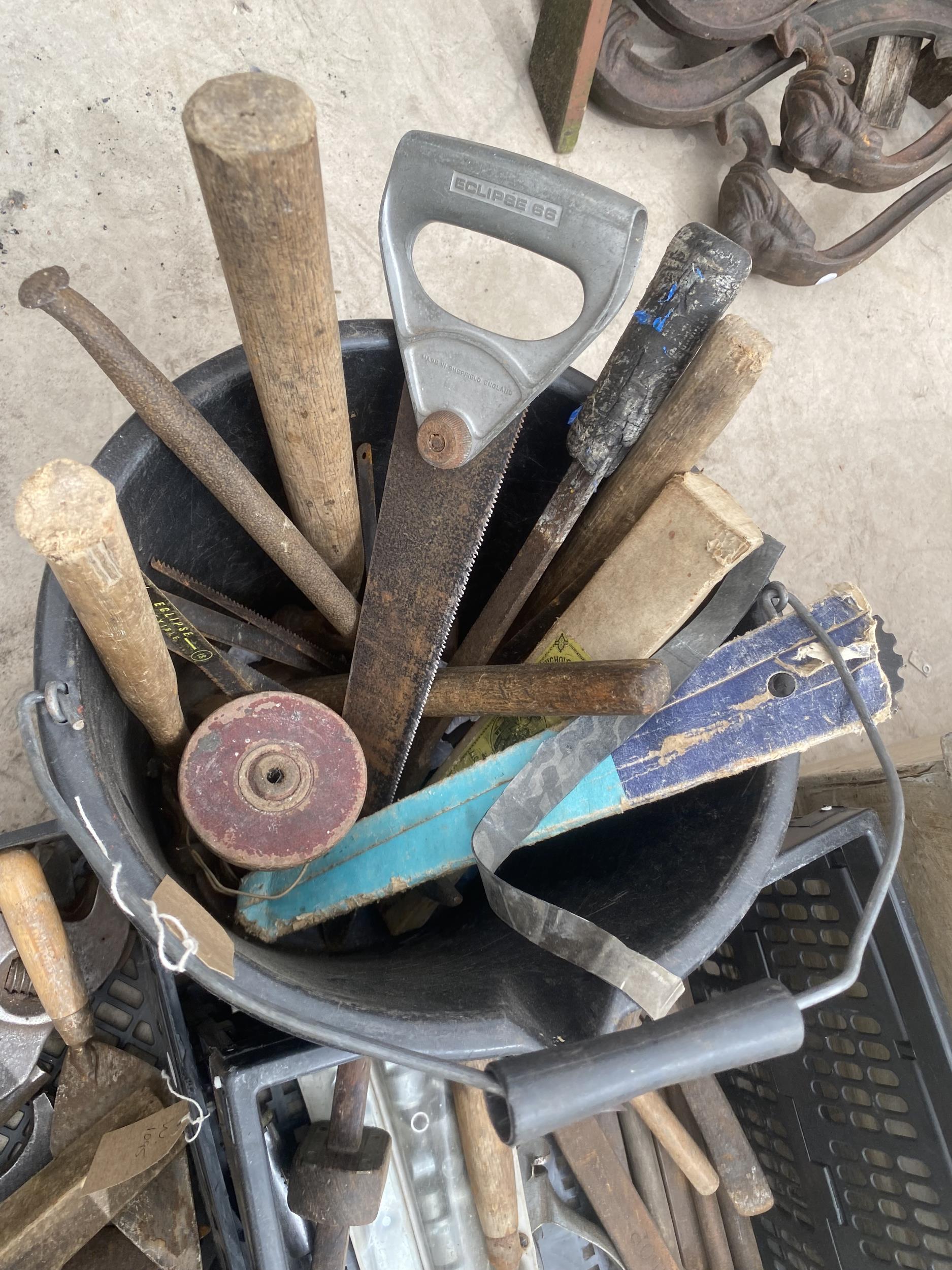 AN ASSORTMENT OF VINTAGE TOOLS TO INCLUDE PLIERS, TROWELS AND HAMMERS ETC - Image 3 of 6