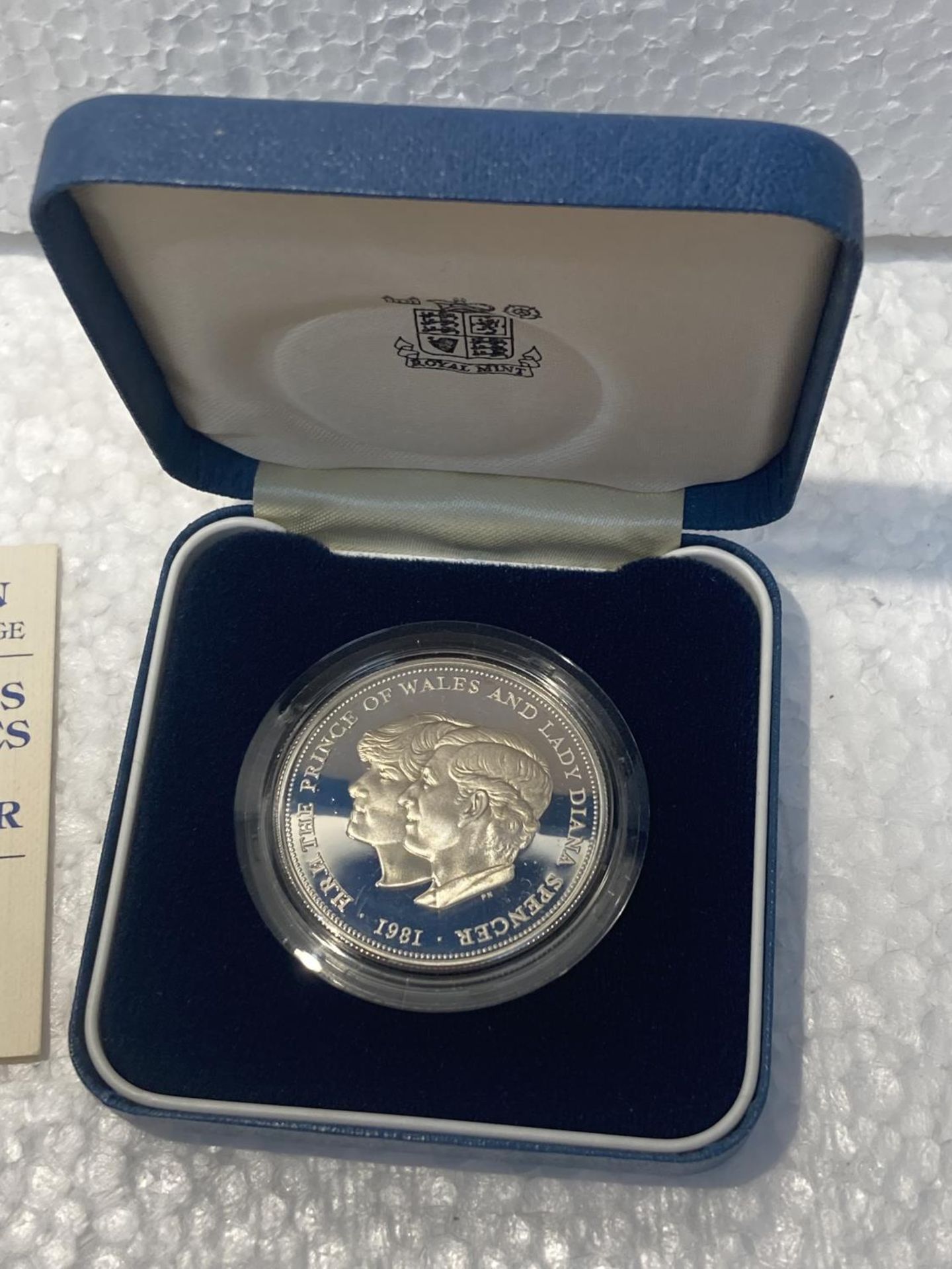 A ROYAL MINT 1981 MARRIAGE OF HRH PRINCE OF WALES AND LADY DIANA SPENCER SILVER PROOF COIN WITH COA - Image 2 of 5