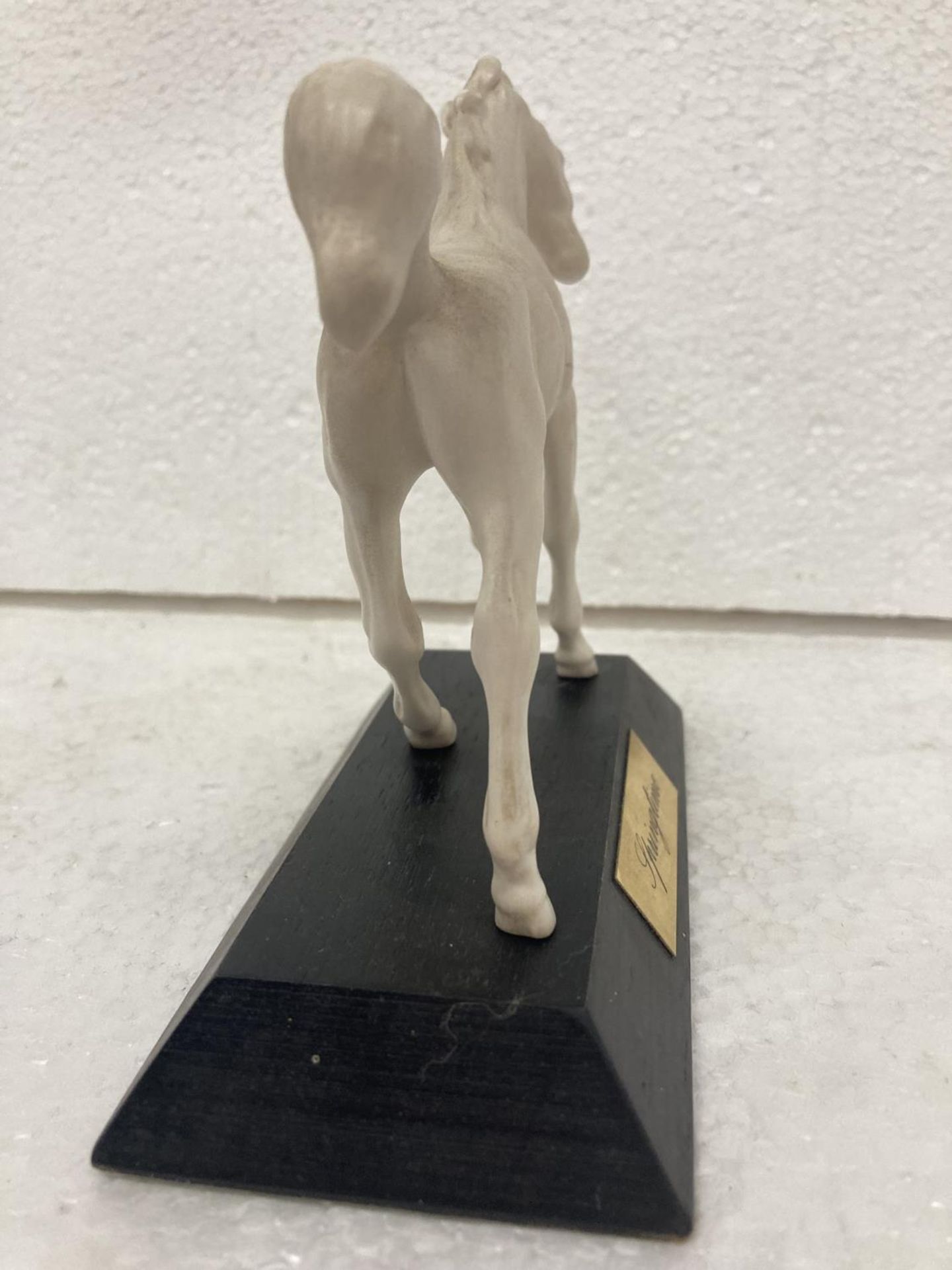 A WHITE MATT BESWICK FOAL ON WOODEN PLINTH "ADVENTURE" - HOOF TO TOP OF EAR 12 CM - MOUTH TO END - Image 5 of 11