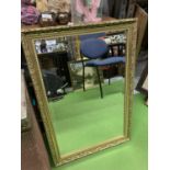 A HEAVY GOLD FRAMED RECTANGULAR MIRROR 75 X 51 CM