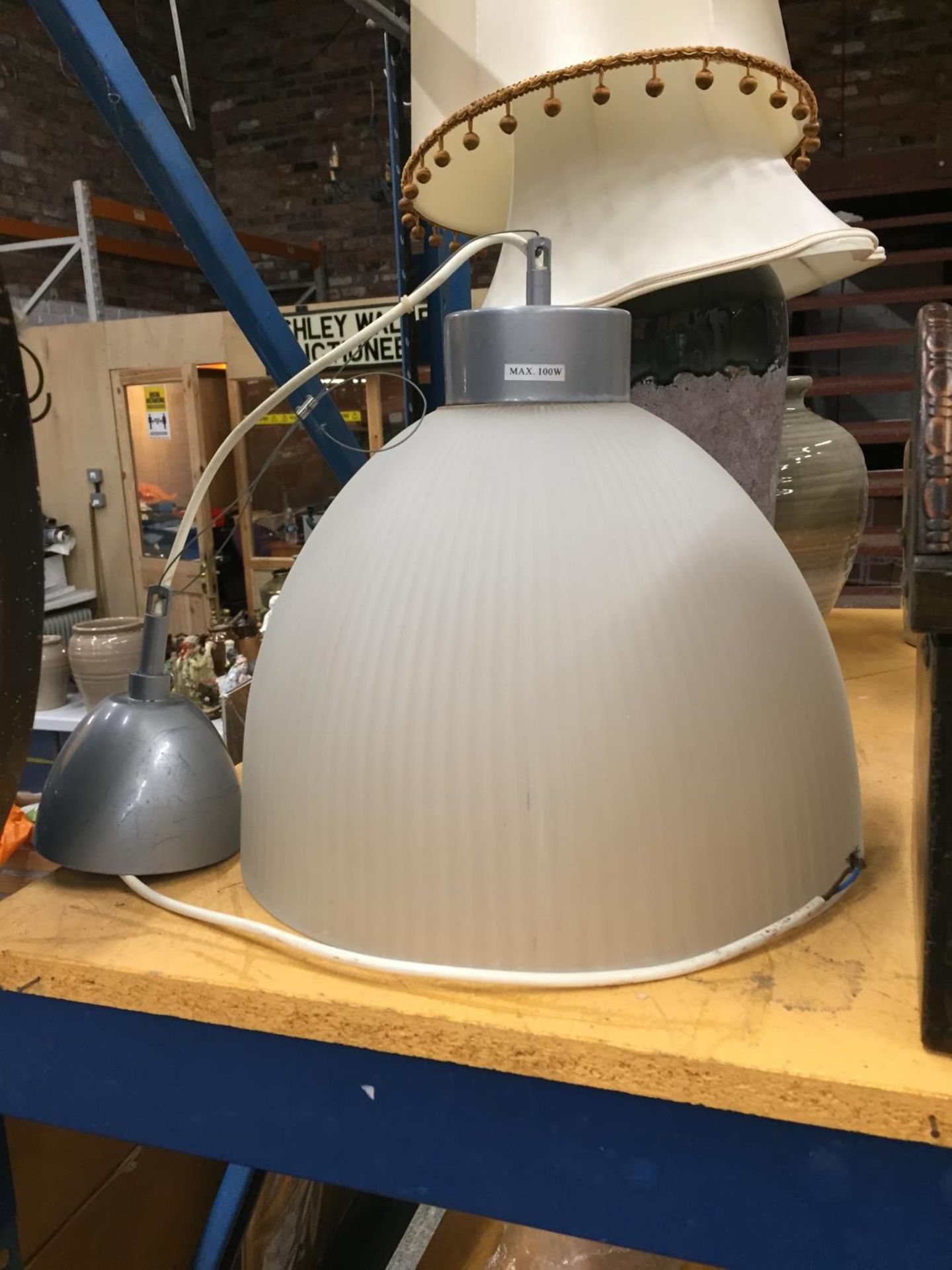 A RETRO STYLE FROSTED GLASS CEILING LAMP DROP APPROX 29CM - Image 2 of 2
