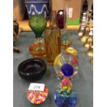 A QUANTITY OF GLASSWARE TO INCLUDE A WHITEFRIARS STYLE ORANGE BOWL, VASES, PAPERWEIGHTS, ETC