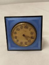 A SWISS MADE 8 DAY TRAVELLING CLOCK IN A BIRMINGHAM HALLMARKED SILVER STAND WITH GUILLOCHE ENAMEL TO