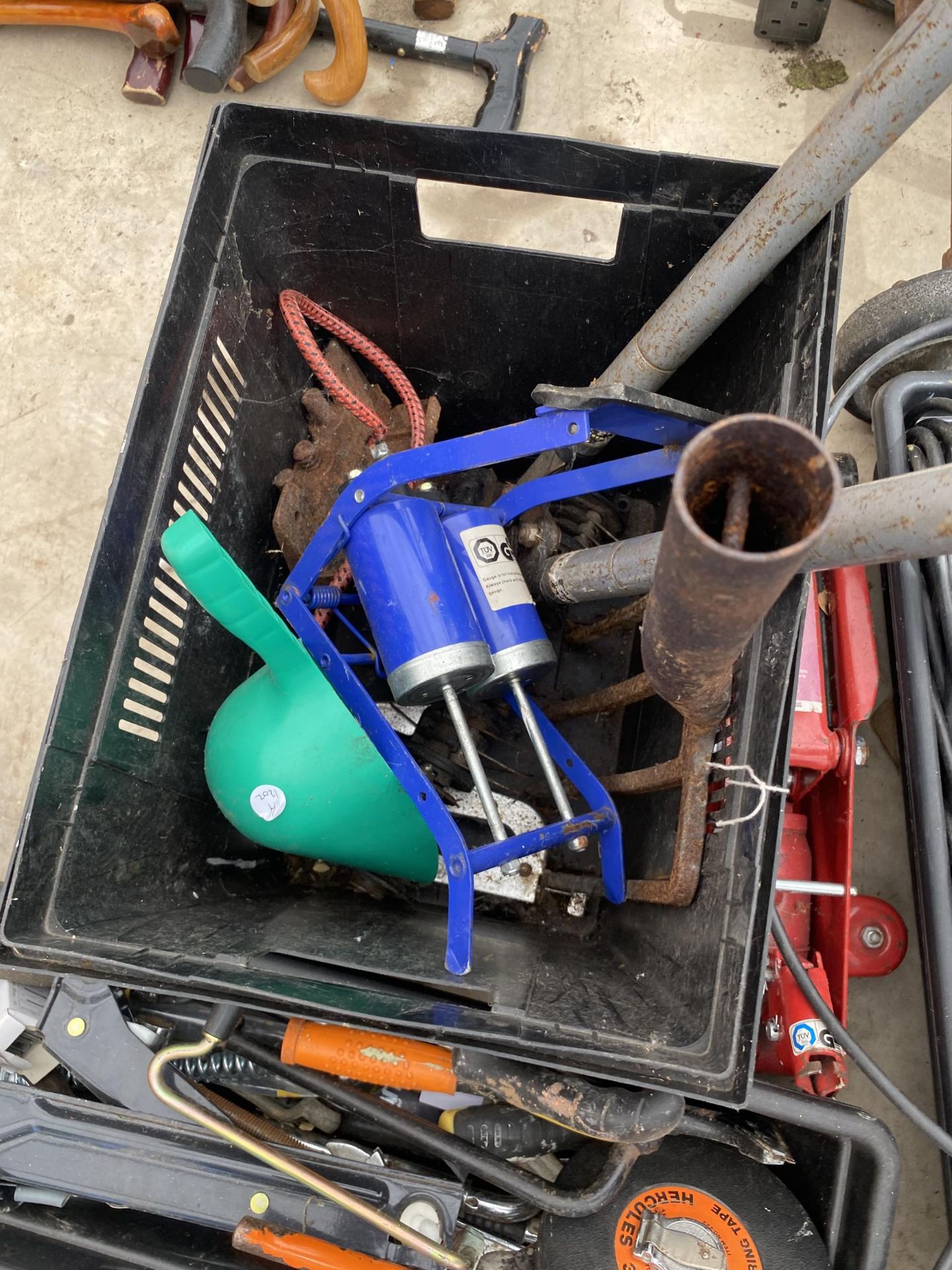 AN ASSORTMENT OF TOOLS TO INCLUDE A TROLLEY JACK, HORSE TACK AND A FOOT PUMP ETC - Image 3 of 5