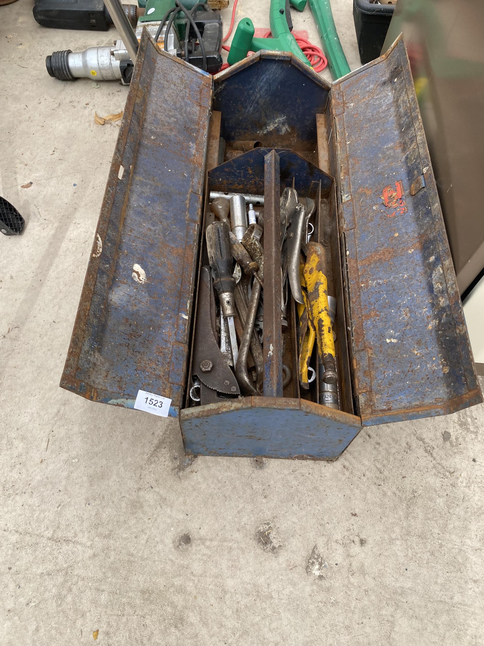 A METAL TOOL BOX CONTAINING AN ASSORTMENT OF TOOLS TO INCLUDE MOLE GRIPS AND PLIERS ETC