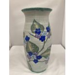 A LARGE CROWN DEVON FIELDINGS TUBE LINED VASE WITH FLORAL PATTERN HEIGHT 37.5CM