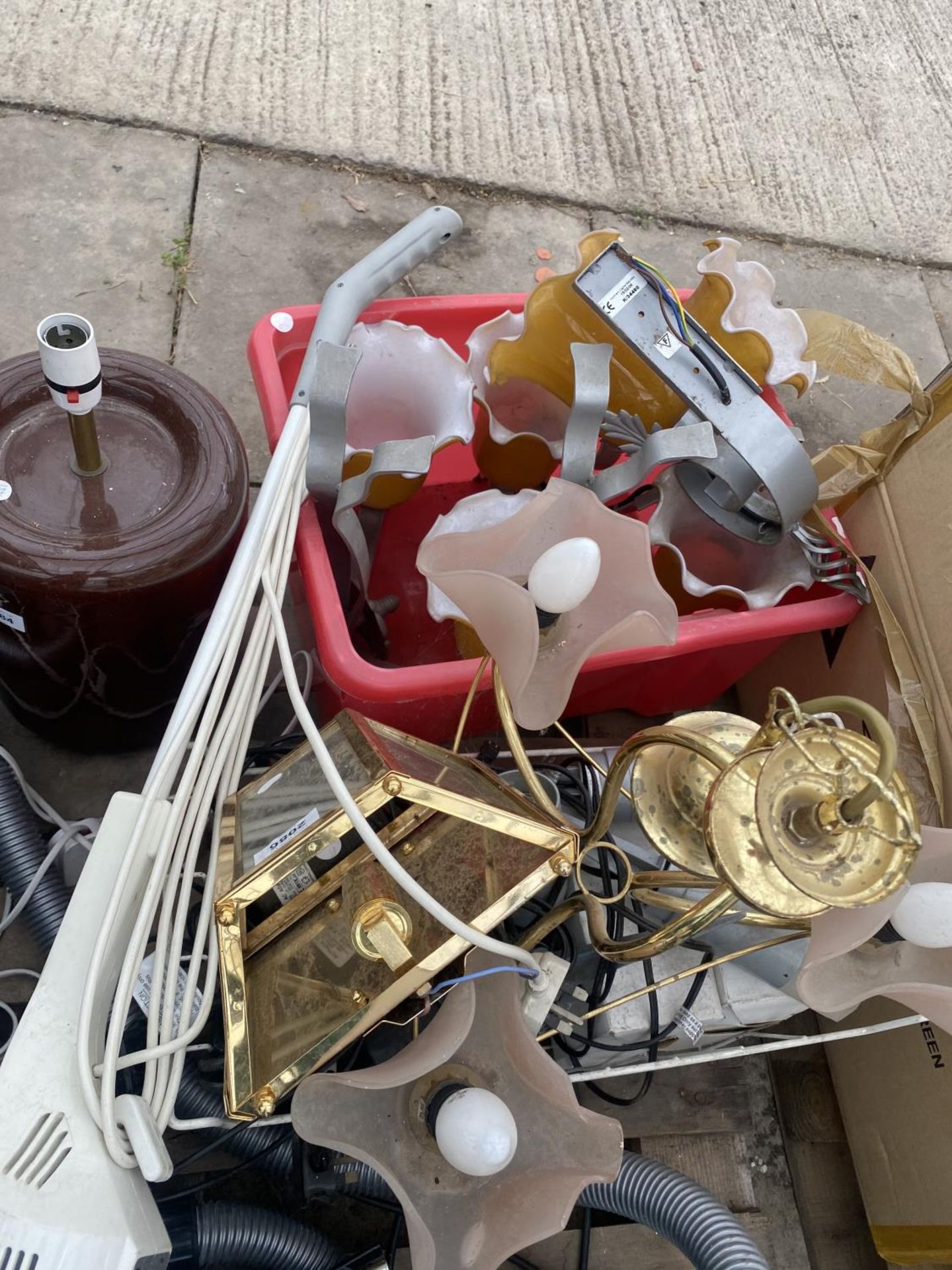 AN ASSORTMENT OF HOUSEHOLD CLEARANCE ITEMS TO INCLUDE HOOVERS AND LAMPS ETC - Image 3 of 5