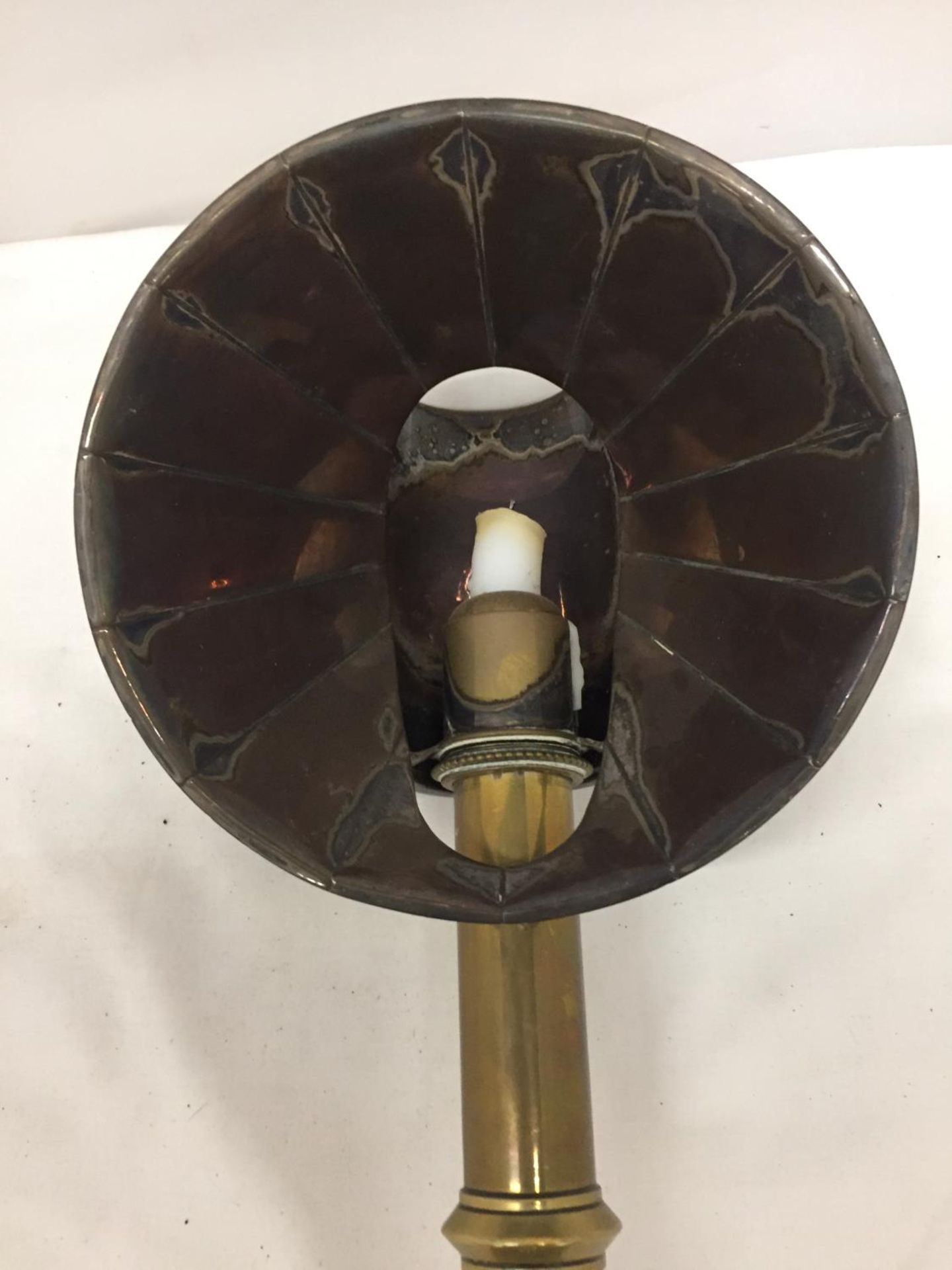 A SCOTTISH 'ARCTIC' BRASS CANDLE LAMP HEIGHT 39CM - Image 2 of 3