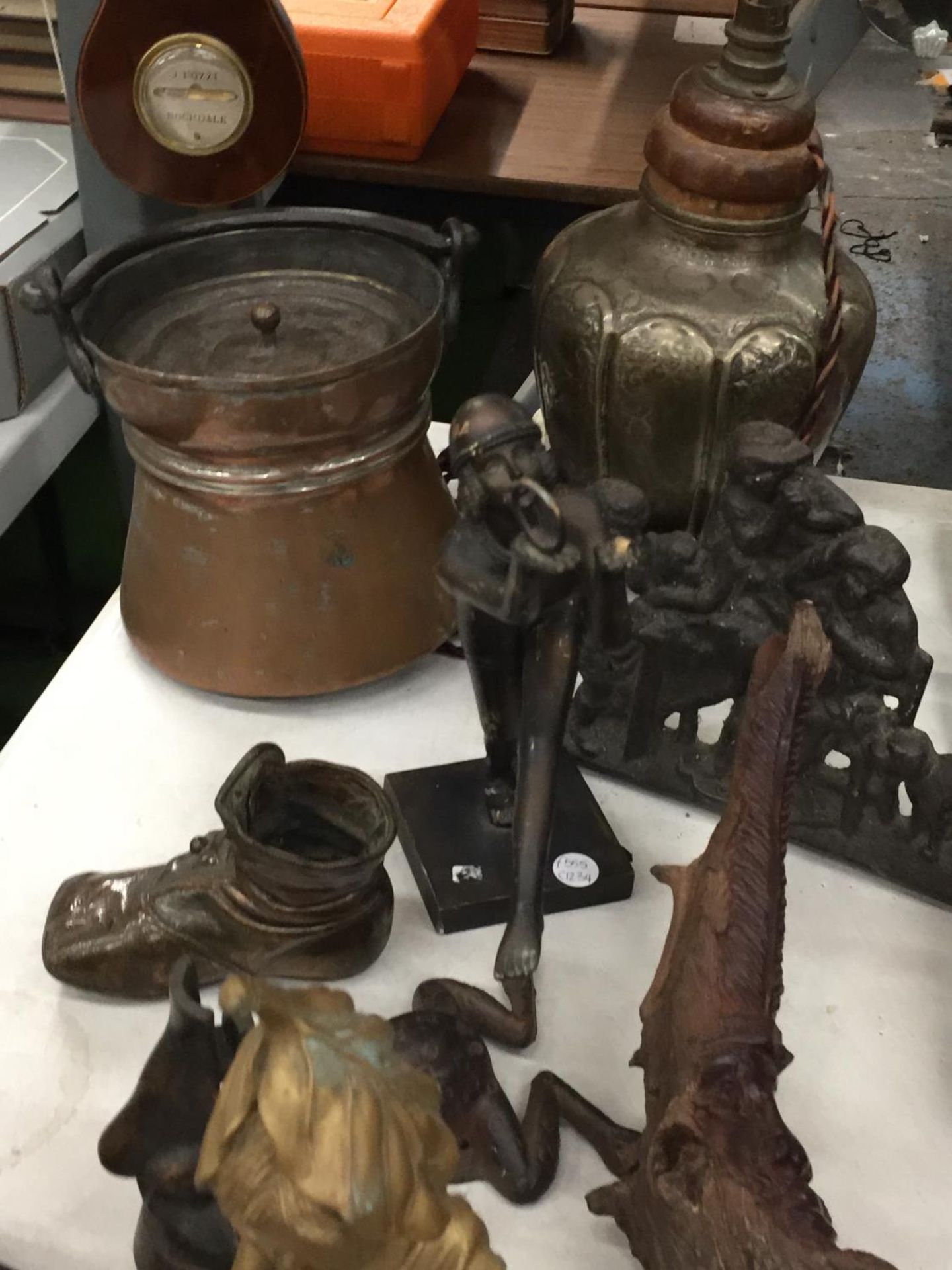 A QUANTITY OF CAST, COPPER AND BRASS ITEMS TO INCLUDE A COPPER LIDDED POT, BRASS TABLE LAMP, CAST - Image 3 of 4