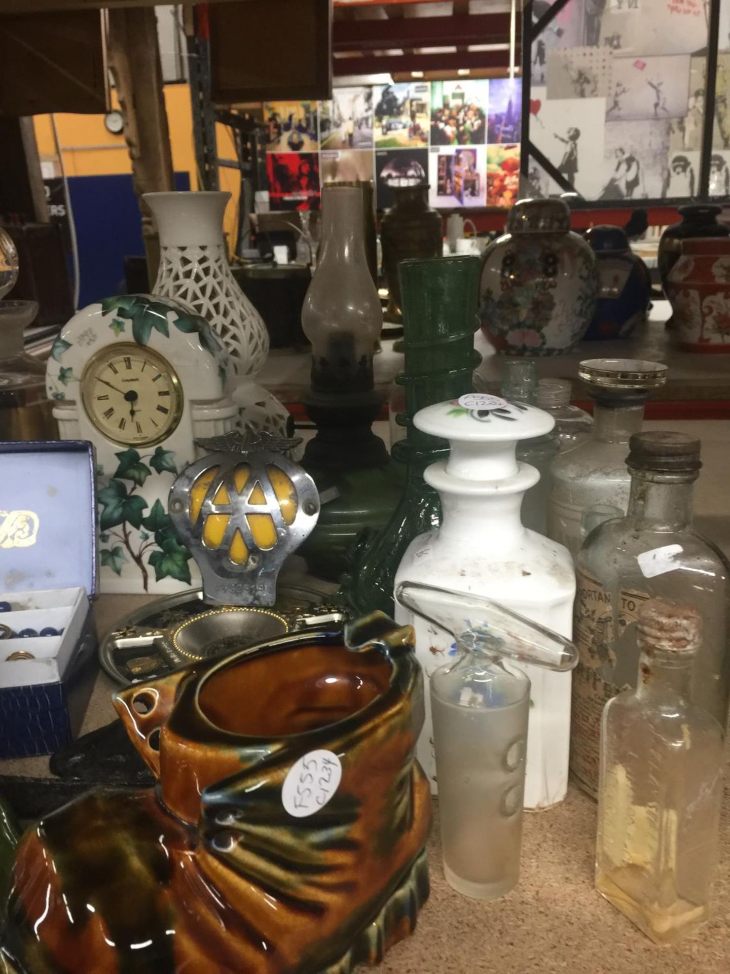A MIXED LOT OF ITEMS TO INCLUDE DECANTER, MANTLE CLOCK, VINTAGE A. A. BADGE, VINTAGE BOTTLES, - Image 3 of 6