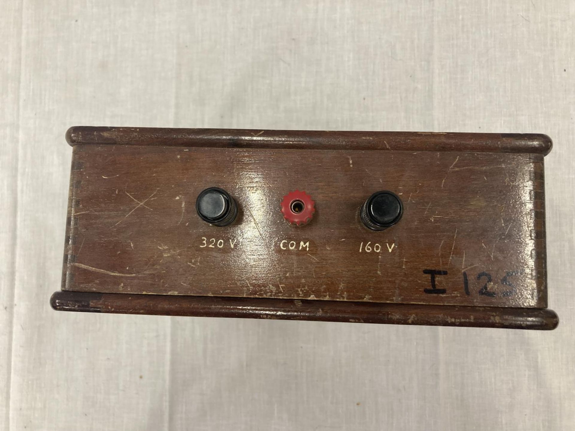 A MILITARY BRITISH PHYSICAL LABORATORIES VOLT METER SERIAL NO. VV2 - Image 2 of 3