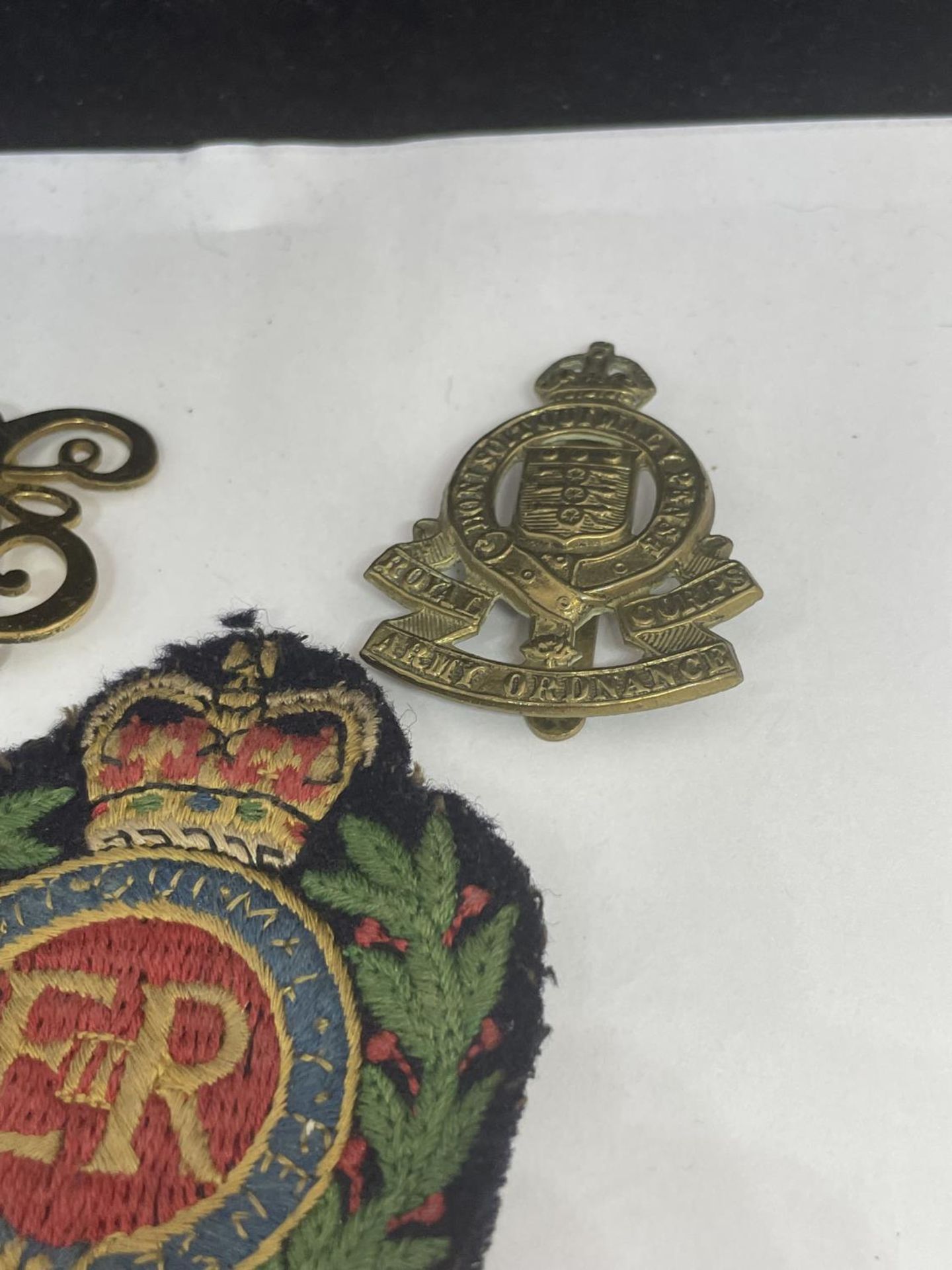 A BAG OF VARIOUS ARMY BADGES - Image 4 of 4