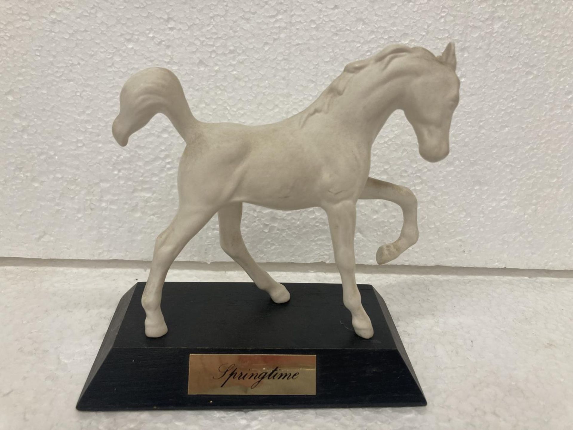 A WHITE MATT BESWICK FOAL ON WOODEN PLINTH "ADVENTURE" - HOOF TO TOP OF EAR 12 CM - MOUTH TO END