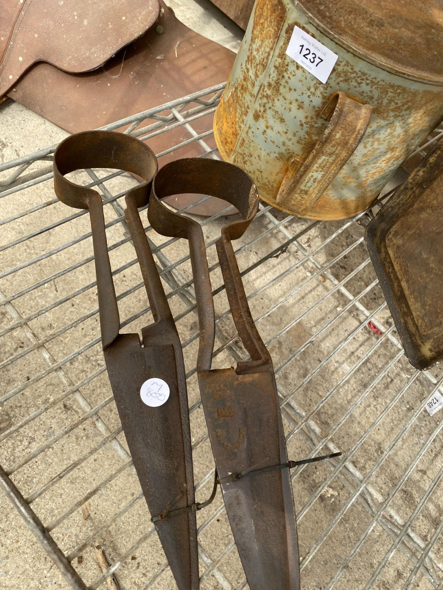 TWO VINTAGE OIL CANS AND TWO PAIRS OF VINTAGE SHEEP SHEARS - Image 2 of 4