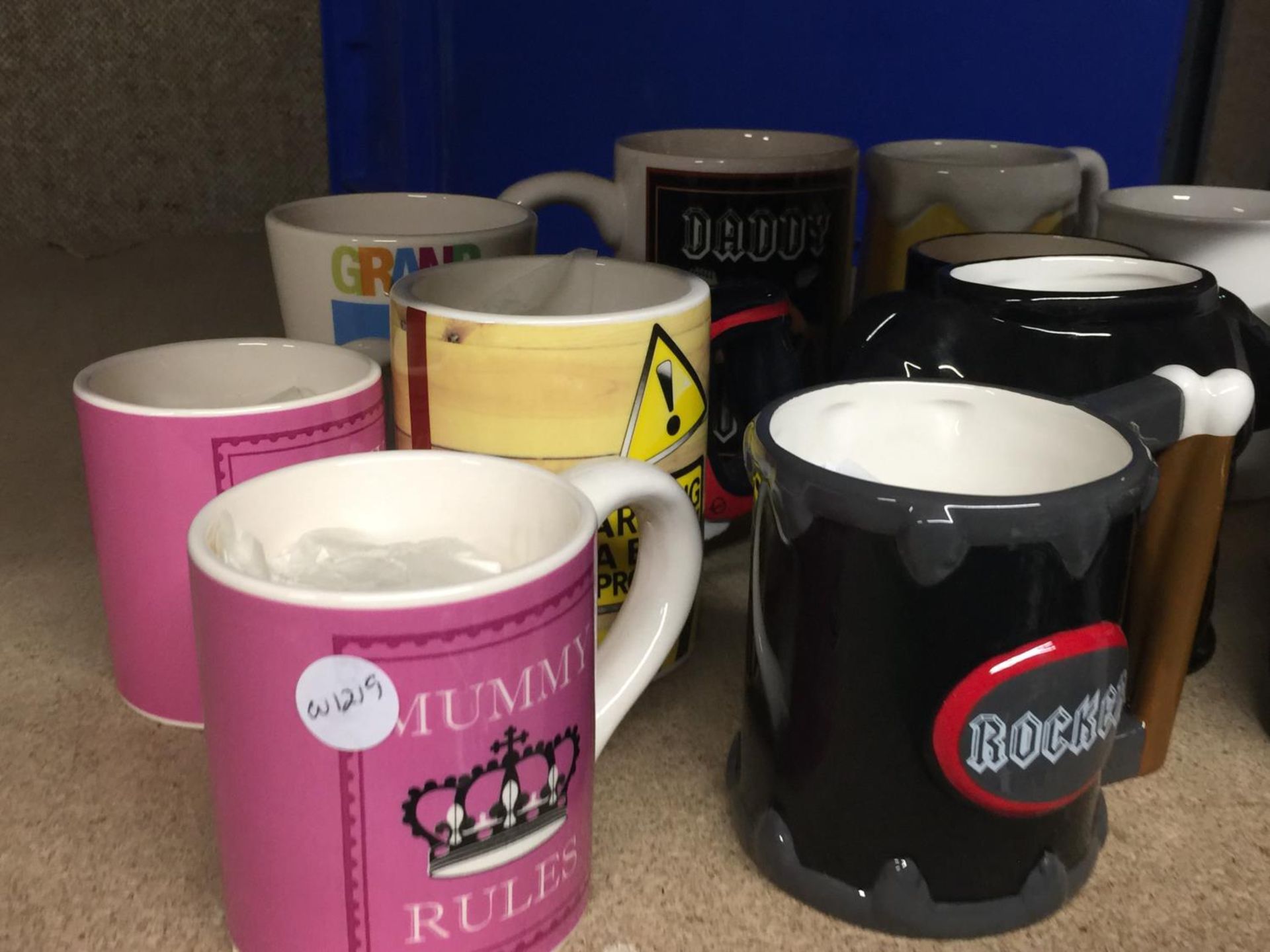 A MIXED LOT OF COLLECTABLE MUGS TO INCLUDE MUMMY RULES, ROCKER, DADDY ROCKS, THE BOSS ETC - Image 2 of 5