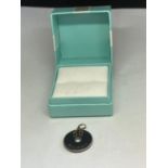 A 9 CARAT GOLD ORIENTAL COIN PENDANT IN A PRESENTATION BOX