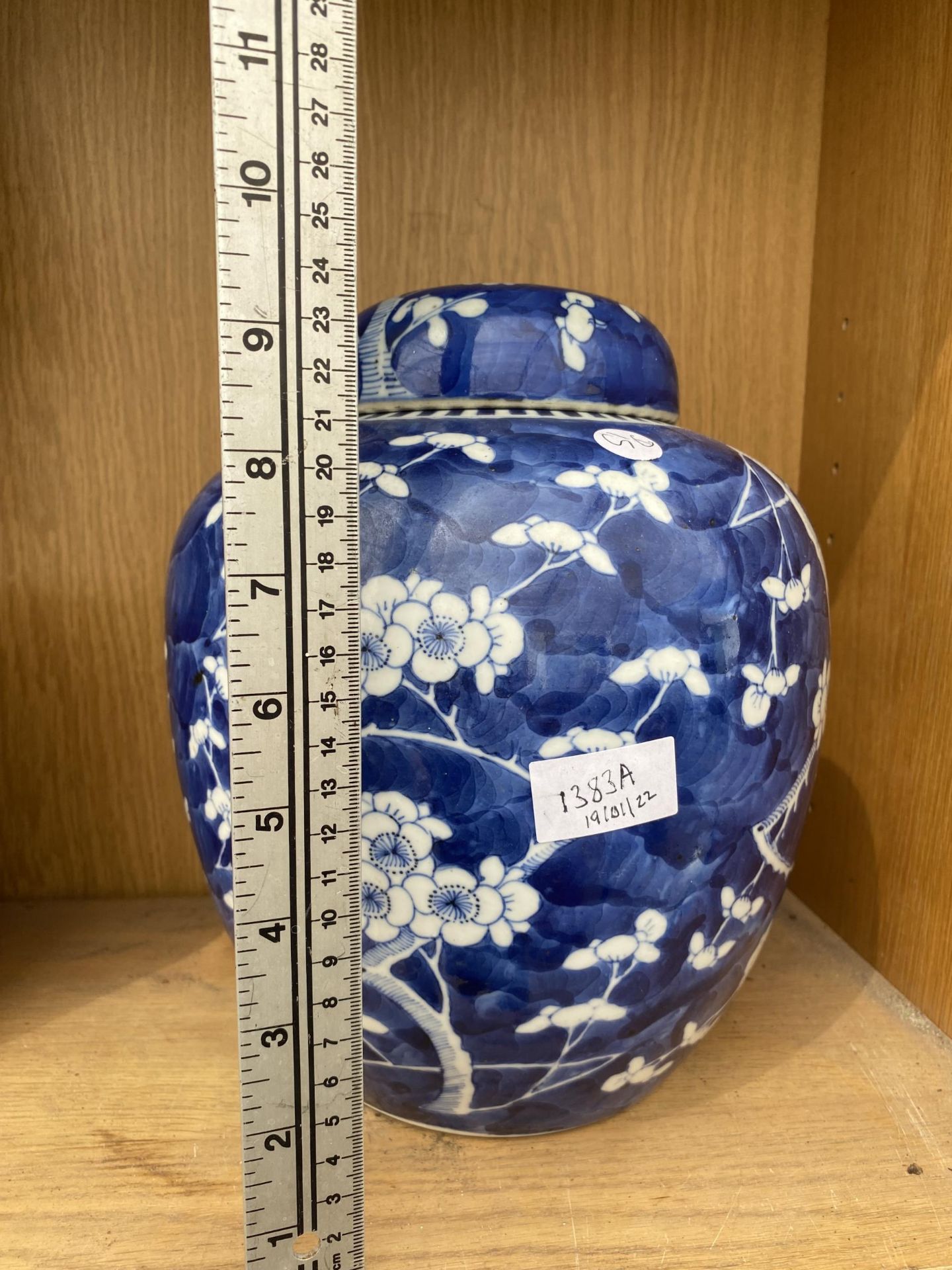 A LARGE BLUE AND WHITE PRUNUS LIDDED GINGER JAR WITH ORIENTAL MARKINGS TO BASE - Image 2 of 2