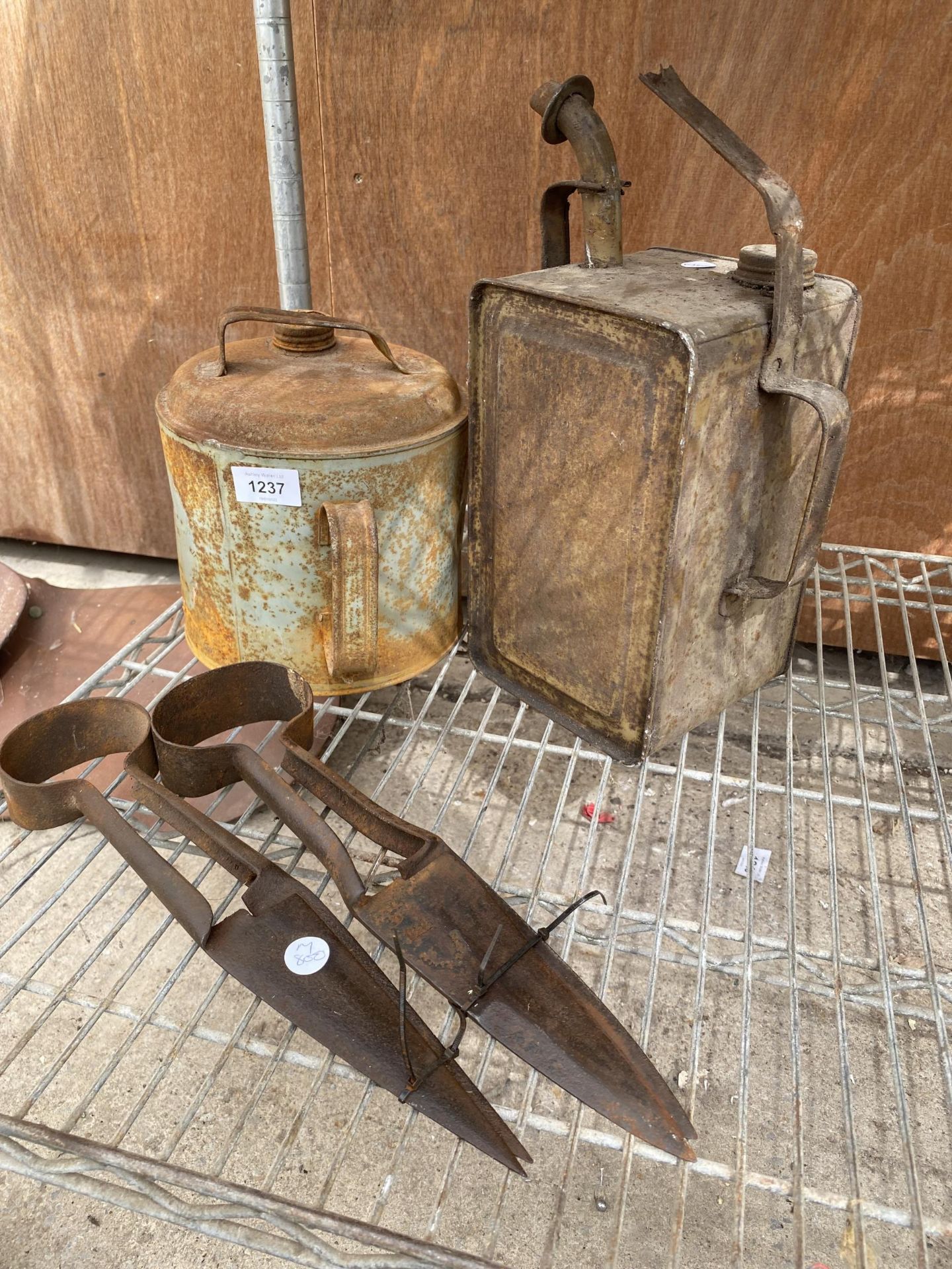 TWO VINTAGE OIL CANS AND TWO PAIRS OF VINTAGE SHEEP SHEARS