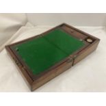 A GEORGIAN MAHOGANY WRITING SLOPE WITH FITTED INTERIOR TO INCLUDE INKWELL - A/F SPLIT TO LID