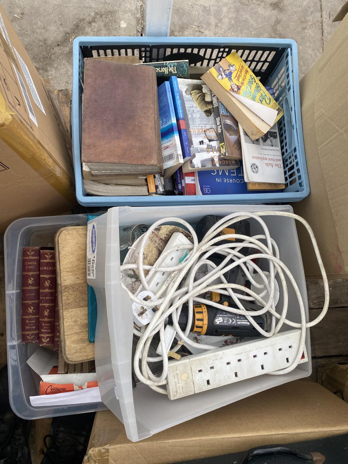 AN ASSORTMENT OF HOUSEHOLD CLEARANCE ITEMS TO INCLUDE BOOKS AND BOARD GAMES ETC - Image 2 of 10