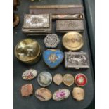 A QUANTITY OF VINTAGE BOXES TO INCLUDE PILL BOXES, SILVER PLATED, EMBOSSED, ETC, PLUS A MAGNIFYING