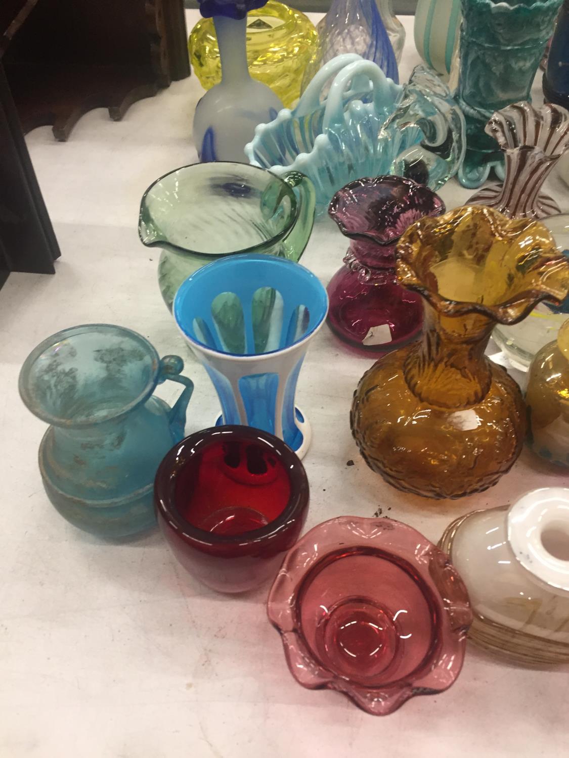 A LARGE QUANTITY OF COLOURED STUDIO ART GLASSWARE TO INCLUDE BOWLS, VASES, PAPERWEIGHTS, ETC - Image 2 of 7