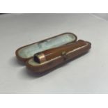 A 9 CARAT GOLD TIPPED CIGAR HOLDER POSSIBLY AMBER WITH CASE