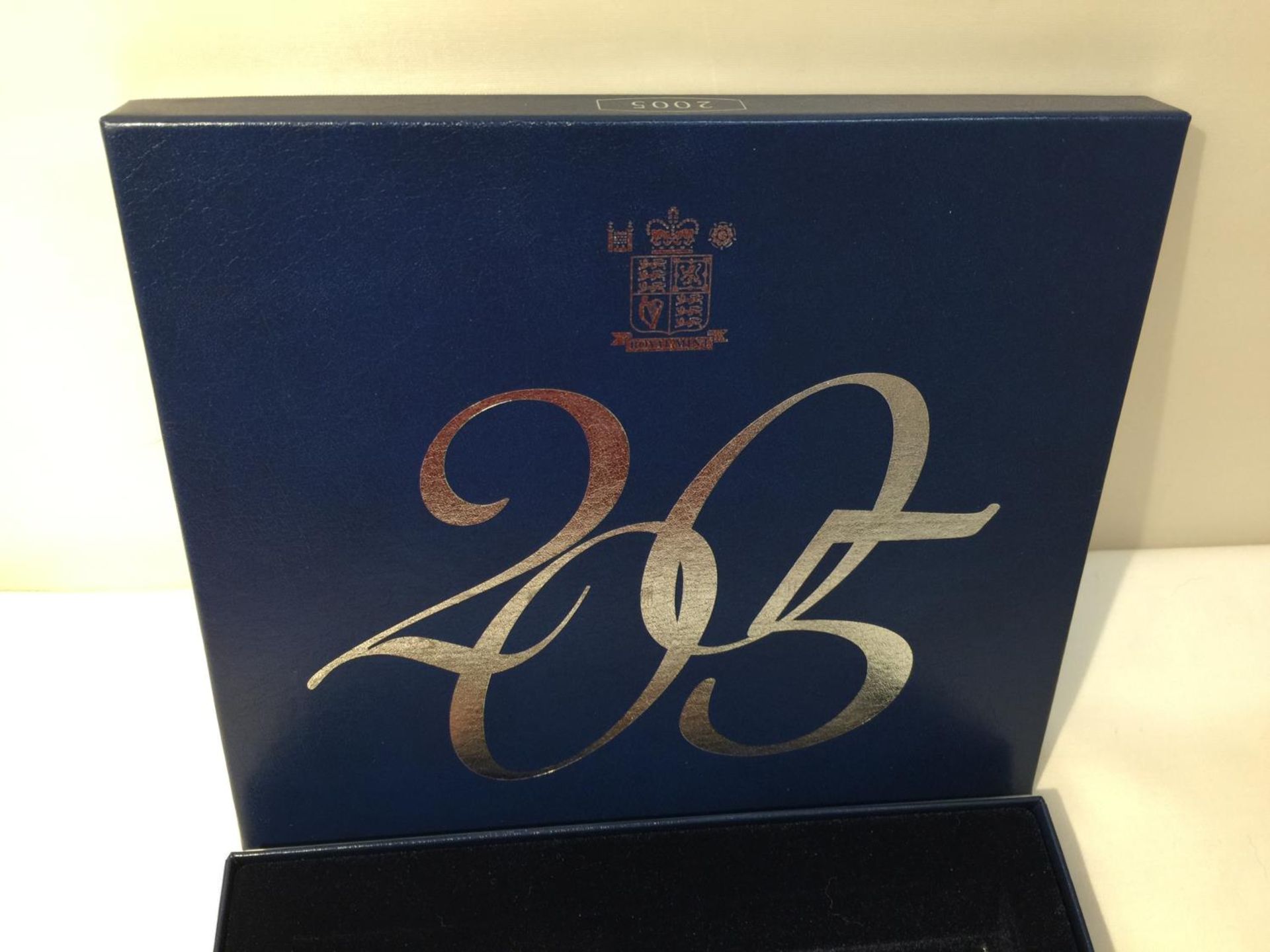 A UNITED KINGDOM ROYAL MINT 2005 COIN SET, WITH COA - Image 4 of 4