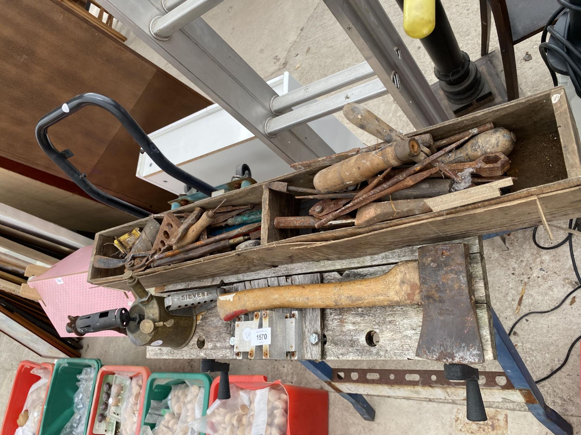 AN ASSORTMENT OF TOOLS TO INCLUDE A WORK BENCH, A SACK TRUCK AND A VINTAGE BLOW TORCH ETC - Image 3 of 5