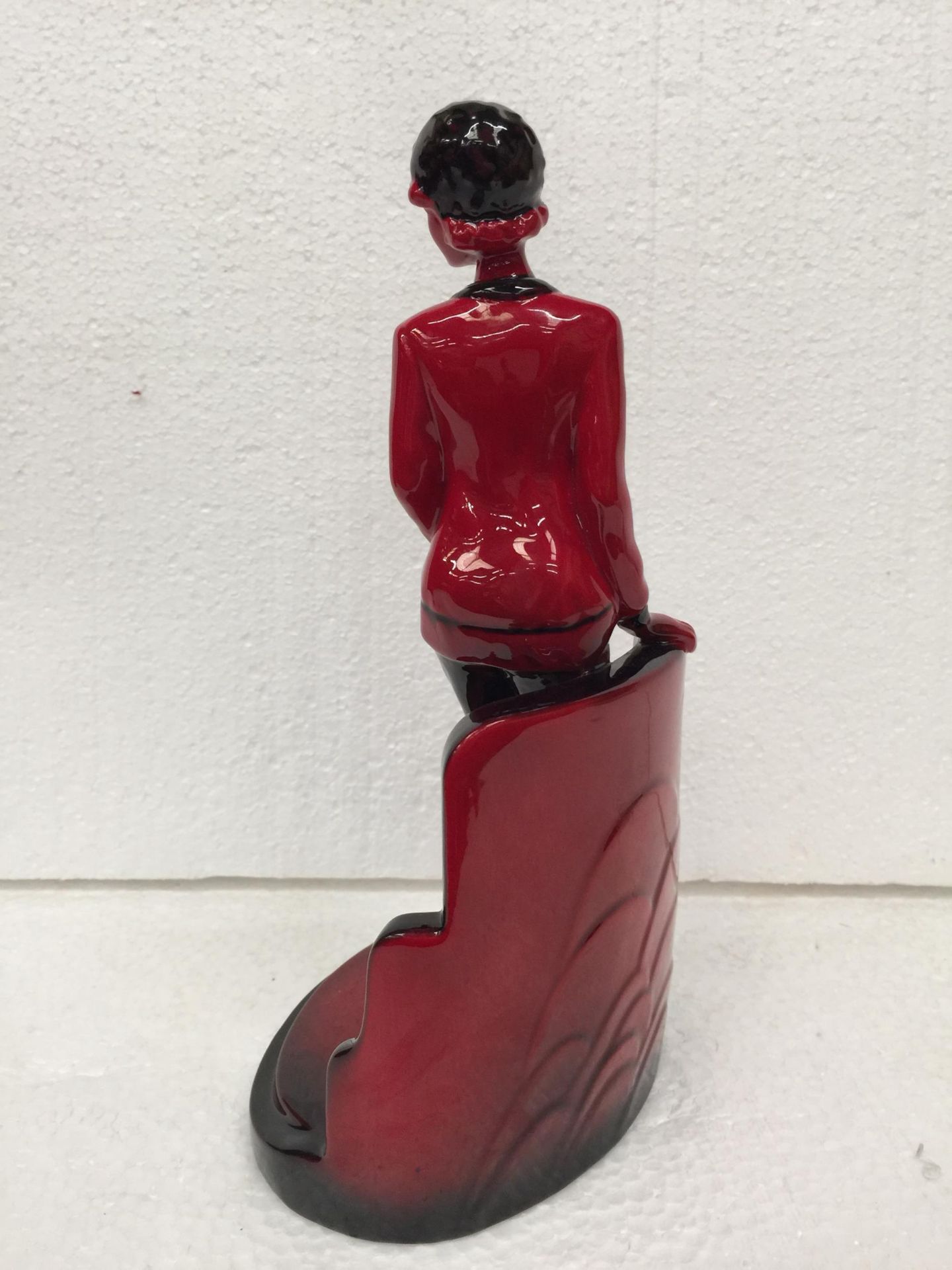 A PEGGY DAVIES RUBY FUSION ART DECO FIGURINE - 26 CM IN HEIGHT - Image 5 of 7