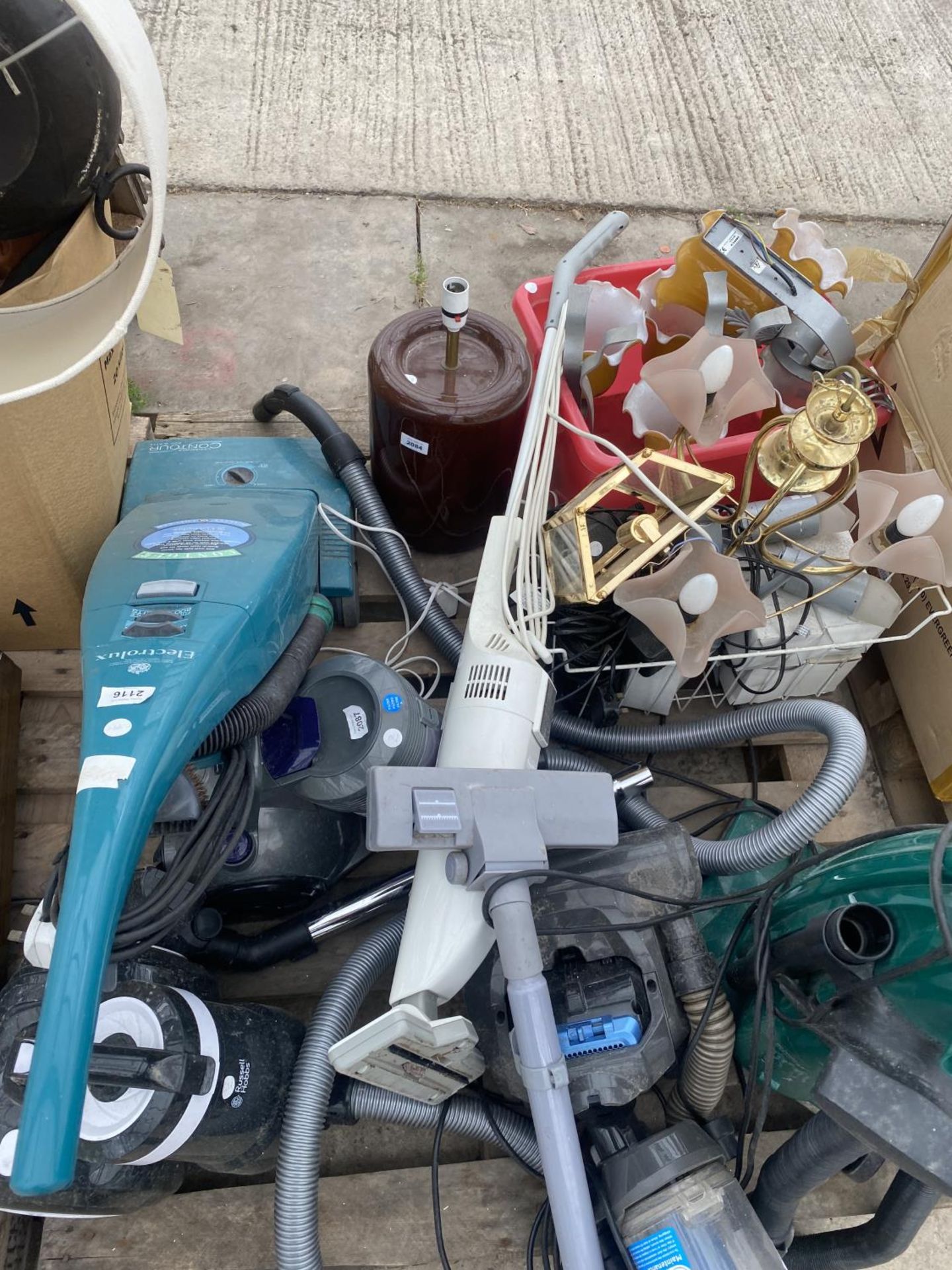 AN ASSORTMENT OF HOUSEHOLD CLEARANCE ITEMS TO INCLUDE HOOVERS AND LAMPS ETC - Image 2 of 5