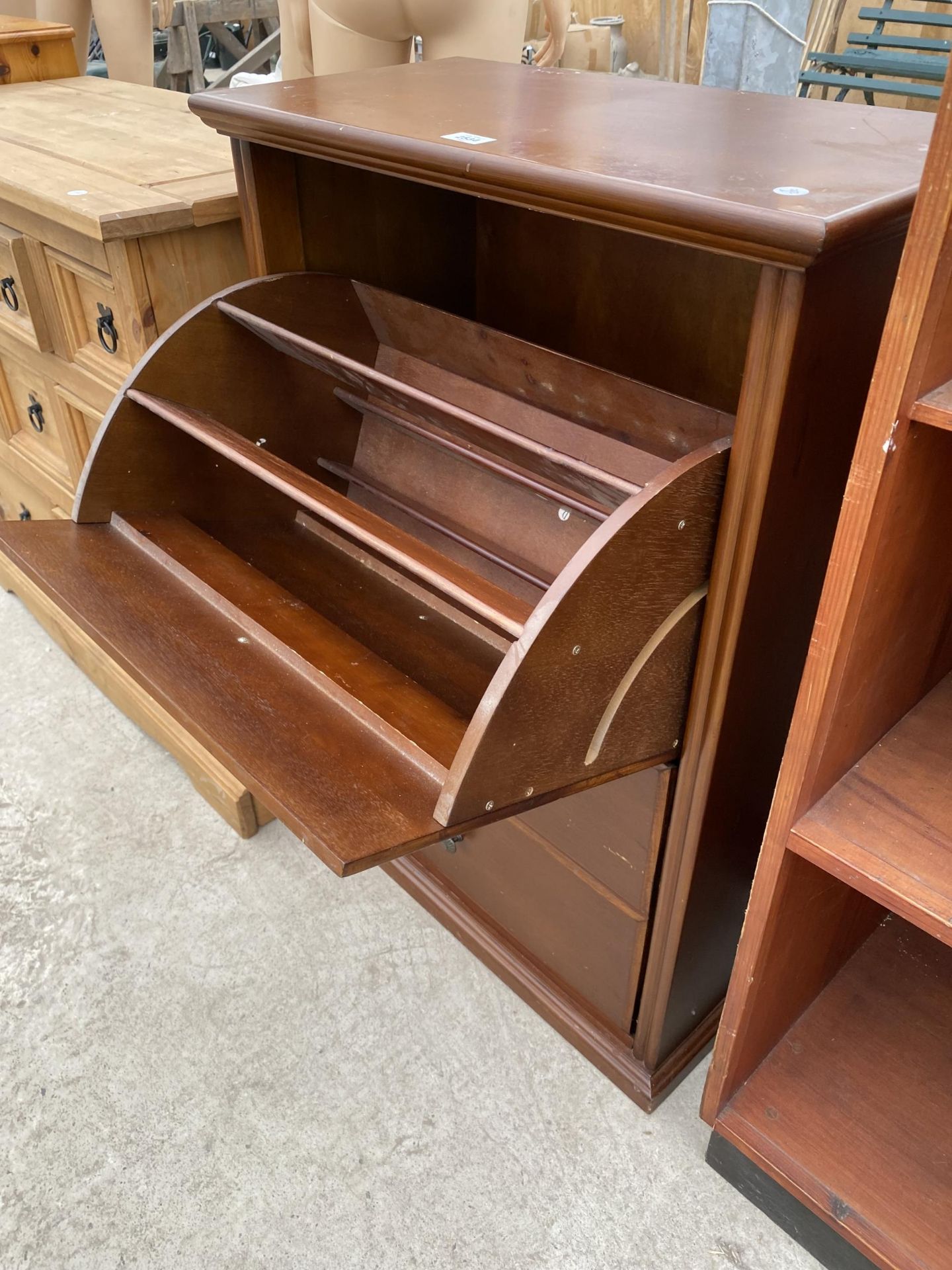 A MODERN TWO DRAWER SHOE CABINET - Image 2 of 3