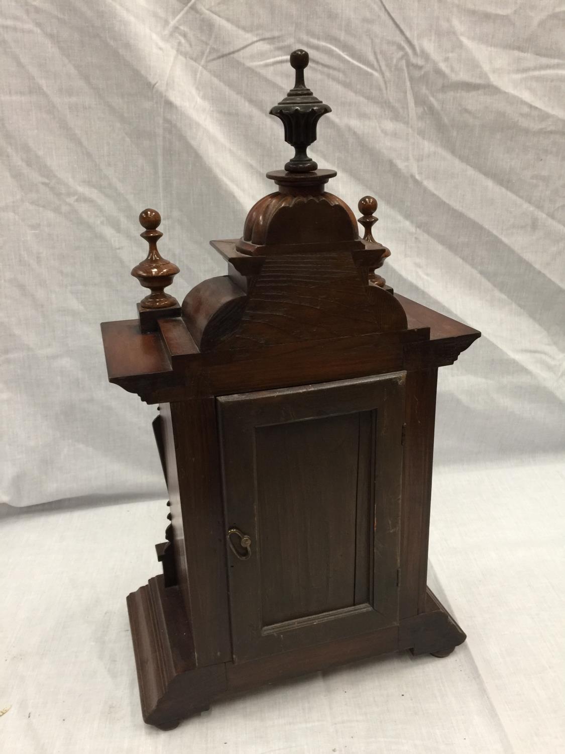 A 19TH CENTURY MAHOGANY CASED BRACKET CLOCK WITH BRASS AND WHITE DIAL AND TURNED FINIALS - Image 5 of 8