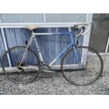 A VINTAGE GENTS RALEIGH BIKE WITH 6 SPEED SHIMANO GEAR SYSTEM